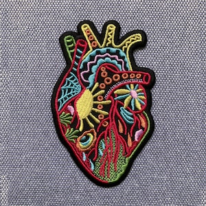Urbanski Patch anatomisches Herz mit buntem Muster zum Aufbügeln 10 x 6 cm Aufnäher Applikation Bügelbild Bild 1