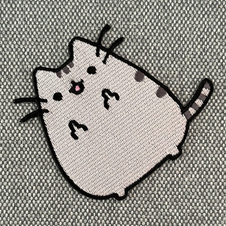 Urbanski Patch süße dicke Katze zeigt Finger zum Aufbügeln 6 x 6,5 cm Aufnäher Applikation Bügelbild Bild 3