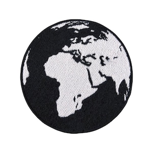 Op de afbeelding: Zwart-wit geborduurde patch van de aarde met een witte omtrek van de continenten.