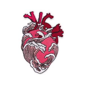 Op de afbeelding: Geborduurde strijkpatch in de vorm van een roze hart met witte golven, een rood anatomisch hart en een witte omtrek.