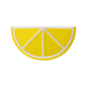 Peut inclure: Un écusson brodé en forme de demi-tranche de citron. Le motif présente un segment de fruit jaune vif avec des lignes brodées blanches représentant la pulpe et la structure interne, le tout fini par une bordure blanche.