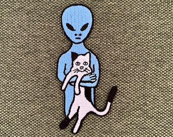 Urbanski Patch Alien mit Katze auf dem Arm zum Aufbügeln 8,5 x 4 cm | Aufnäher Applikation Bügelbild