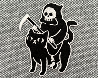 Urbanski Patch Death rides a black Cat der Tod Sensenmann Reaper zum Aufbügeln 8 x 6,2 cm | Aufnäher Applikation Bügelbild