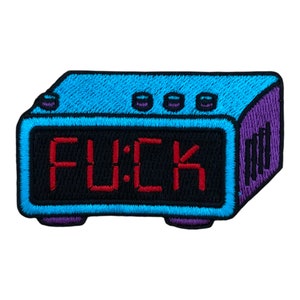 Può includere: Una sveglia blu e viola con un display digitale che mostra "F**K".