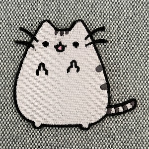 Urbanski Patch süße dicke Katze zeigt Finger zum Aufbügeln 6 x 6,5 cm Aufnäher Applikation Bügelbild Bild 1