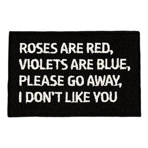 Może przedstawiać: Czarna haftowana naszywka z białym tekstem, który brzmi: "Roses are red, Violets are blue, Please go away, I don't like you."