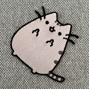 Urbanski Patch süße dicke Katze zeigt Finger zum Aufbügeln 6 x 6,5 cm Aufnäher Applikation Bügelbild Bild 2