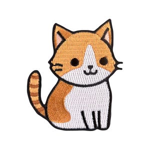 Op de afbeelding: Een geborduurde strijkpatch met een schattig cartoon oranje en wit katje met zwarte ogen en een zwarte neus. De kat zit met zijn staart om zijn poten gekruld.