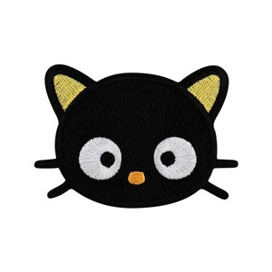 Può includere: Toppa ricamata raffigurante la faccia di un gatto nero con occhi bianchi, orecchie interne gialle e un piccolo naso arancione. Il gatto ha due piccoli baffi neri su ogni lato. Ideale per abbigliamento o accessori.