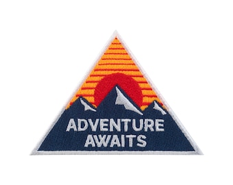 Aventura Aguarda Montanhas com Pôr do Sol no Patch Urbanski - Termocolante 6,5 x 9 cm | Aplique de Patch Termocolante