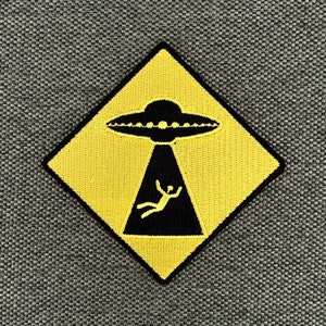 Urbanski Patch Vorsicht UFOs gelbes Schild zum Aufbügeln 7,4 x 7,4 cm Aufnäher Applikation Bügelbild Bild 1