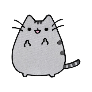 Op de afbeelding: Een grijze en zwarte cartoonkat met een roze tong die uitsteekt, die met beide handen de middelvinger opsteekt. De kat heeft een gestreepte staart.