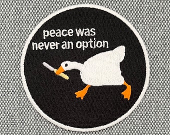 Urbanski Patch Gans mit Messer Peace was never an Option zum Aufbügeln 7,4 x 7,4 cm | Aufnäher Applikation Bügelbild