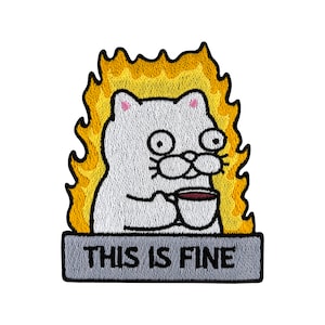 以下が含まれることがあります： 目が大きく開いた白い猫の漫画が、黄色い炎の中に座って、コーヒーカップを持っています。猫は「大丈夫」と言っています。