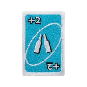 Könnte beinhalten: Ein rechteckiger Aufnäher mit hellblauem Hintergrund und weißem Rand. Der Aufnäher zeigt den Text "+2" oben und unten, mit zwei weißen Flaschenillustrationen in einem weißen Oval. Dieser Aufnäher ist wahrscheinlich für ein Spiel.