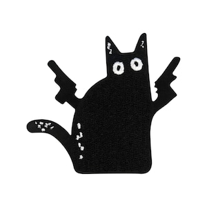 Könnte beinhalten: Schwarzer gestickter Bügel-Patch mit einer Katze, die zwei Pistolen hält. Die Katze hat große weiße Augen und einen schwarzen Körper.