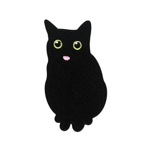 Puede incluir: Parche bordado con forma de gato negro, con expresión de sorpresa. El gato tiene ojos verdes y boca rosa. El parche está diseñado para coser o planchar sobre tela.