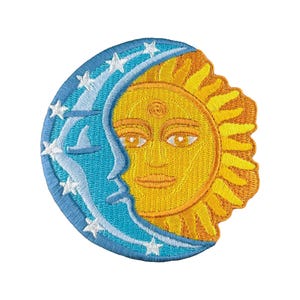 Könnte beinhalten: Gestickter Aufnäher mit einem Himmelsmotiv. Der Aufnäher zeigt eine gelbe Sonne mit lächelndem Gesicht, die sich mit einem blauen Halbmond verbindet. Weiße Sterne sind um den Mond herum gestickt. Der Aufnäher ist kreisförmig und hat ein detailliertes, strukturiertes Aussehen.