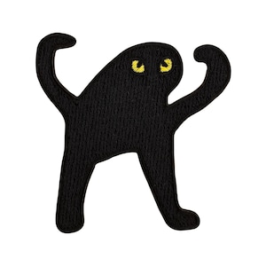Puede incluir: Parche bordado negro con un gato estilizado con ojos amarillos y brazos levantados. El gato tiene un diseño simple y minimalista, con un cuerpo negro sólido y un fondo blanco.