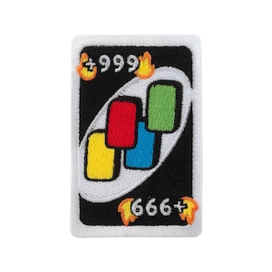 Può includere: Una toppa rettangolare con sfondo nero e bordo bianco. La toppa presenta un disegno con quattro rettangoli colorati: giallo, rosso, blu e verde. Il testo "+999" e "666+" è visibile, insieme a fiamme.