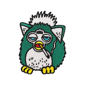 Könnte beinhalten: Grün-weißer gestickter Aufnäher einer cartoonartigen pelzigen Kreatur mit einem weißen Irokesenschnitt, die eine Zigarette im Mund hält.