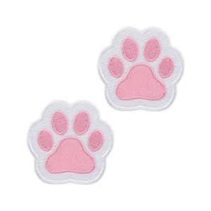 Peut inclure: Deux écussons brodés en forme de patte de chat. Chaque écusson présente une empreinte de patte rose avec une bordure blanche. Conçus pour être cousus ou repassés sur du tissu.