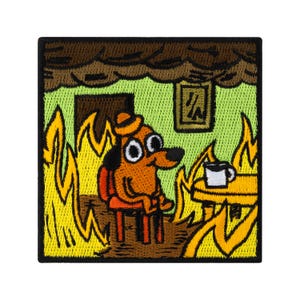 Peut inclure: Un écusson brodé carré représentant un chien de dessin animé portant un chapeau, assis sur une chaise à une table avec une tasse, entouré de flammes jaune vif et orange sur un mur vert clair avec un plafond brun et un cadre.