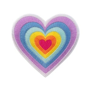 Può includere: Toppa a forma di cuore ricamata con un design arcobaleno. La toppa presenta strati concentrici di colore, tra cui rosa, arancione, giallo, verde, blu e viola, con un bordo bianco. Adatta per abbigliamento e accessori.