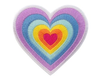 Peut inclure: Écusson brodé en forme de cœur avec un motif arc-en-ciel. Le patch présente des couches concentriques de couleurs, dont le rose, l'orange, le jaune, le vert, le bleu et le violet, avec une bordure blanche. Convient aux vêtements et accessoires.