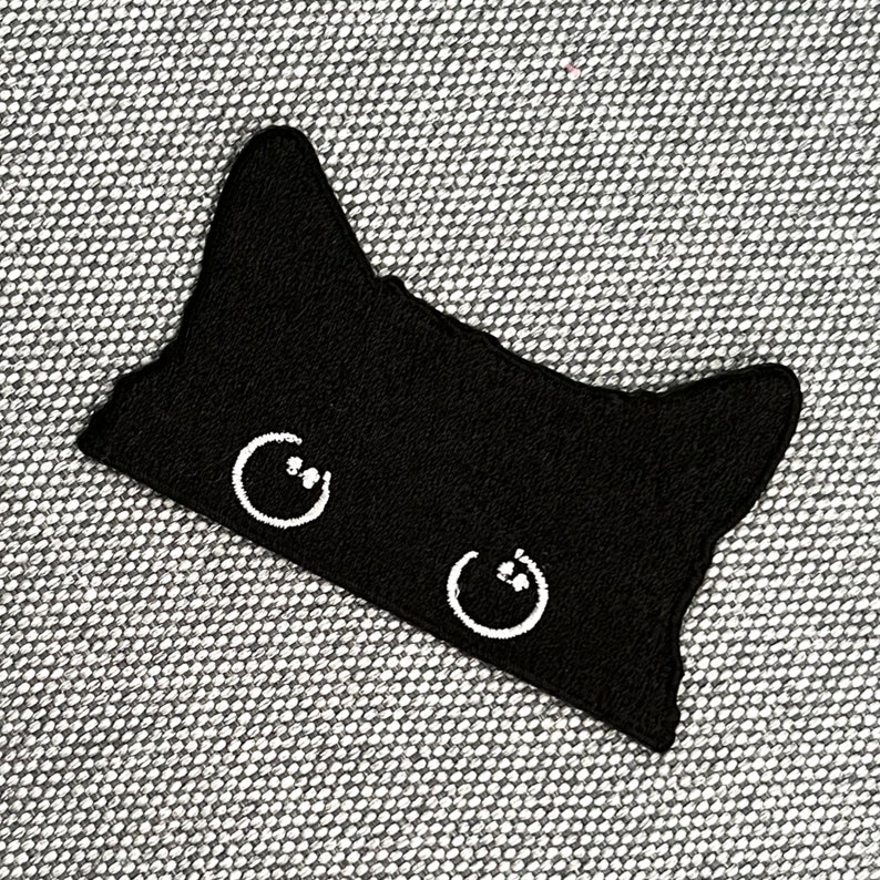 Urbanski patch schattige nieuwsgierige kat om op te strijken 4,4 x 7,2 cm Patch applicatie opstrijkbare afbeelding 2