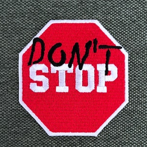 Urbanski Patch Don't Stop Schild zum Aufbügeln 7,4 x 7 cm Aufnäher Applikation Bügelbild Bild 1