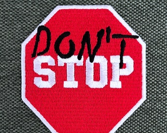 Urbanski Patch Don't Stop Schild zum Aufbügeln 7,4 x 7 cm | Aufnäher Applikation Bügelbild