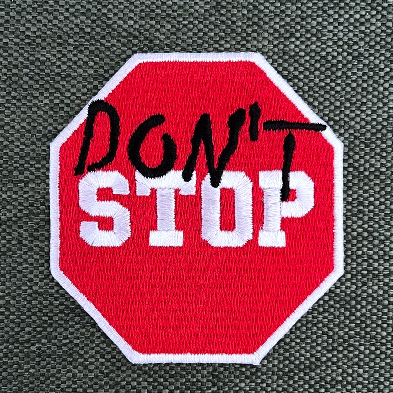 Urbanski Patch Don't Stop Schild zum Aufbügeln 7,4 x 7 cm Aufnäher Applikation Bügelbild Bild 1