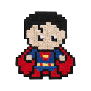 Può includere: Toppa ricamata con un design pixelato di Superman. La toppa mostra Superman nel suo costume classico: un abito blu con mantello rosso e l'iconico emblema "S" sul petto. Il design ha un'estetica da videogioco retrò.
