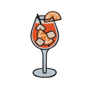 Könnte beinhalten: Gestickter Aufnäher mit einem Cocktail in einem Stielglas. Das Getränk ist orangefarben mit Eiswürfeln und einer Orangenscheibe als Garnierung. Ein schwarzer Strohhalm befindet sich im Getränk. Das Glas hat eine hellblaue Kontur.