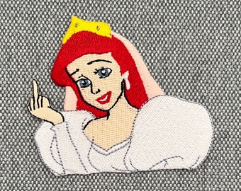 Urbanski Patch Prinzessin zeigt Finger zum Aufbügeln 6,4 x 7,2 | Aufnäher Applikation Bügelbild