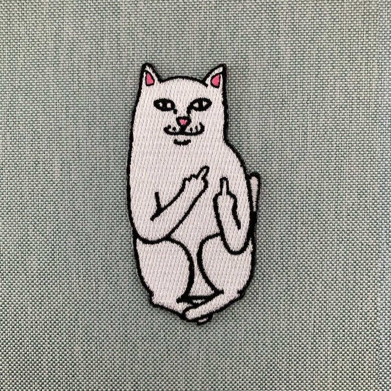 Urbanski Patch lustige Katze zeigt Finger zum Aufbügeln 8 x 4,3 cm Aufnäher Applikation Bügelbild Bild 1