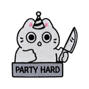 Könnte beinhalten: Weißer gestickter Aufnäher mit einer Katze, die einen Partyhut trägt und ein Messer hält. Die Katze sitzt in einer Schachtel mit dem Text "PARTY HARD" darauf.