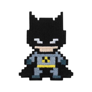 Könnte beinhalten: Ein pixeliger Batman-Aufnäher. Der Aufnäher zeigt einen schwarzen Umhang und eine Kapuze, einen hellblauen und grauen Körper sowie einen gelben Gürtel. Das Batman-Logo ist auf der Brust zu sehen. Das Design erinnert an klassische Videospielgrafiken.