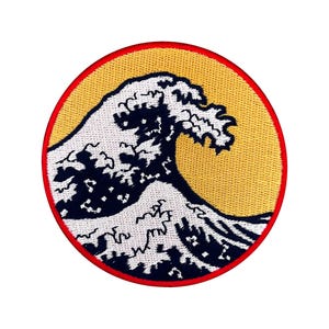 以下が含まれることがあります： 黄色い背景に赤い縁取りが施された、青と白の波のデザインが刺繍された丸いパッチです