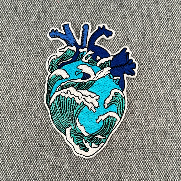 Urbanski Patch Meer Ozean Welle blaues anatomisches Herz zum Aufbügeln 10 x 7 cm | Aufnäher Applikation Bügelbild