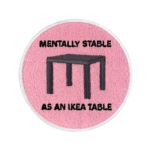 Urbanski-lapp "Mentalt stabil som ett svenskt möbelbutiksbord" Rolig stryklapp 7,3 x 7,3 cm | Stryklapp-applikation