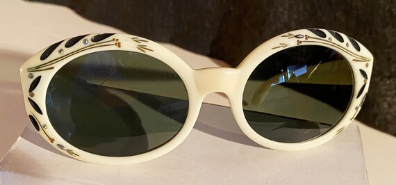 Vintage B&L RayBan Bewitching Sunglasses - image 1