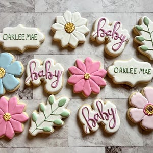 Biscuits floraux décorés pour baby shower