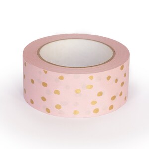 K&ouml;nnte beinhalten: Eine Rolle rosa Washi-Tape mit goldenen Punkten.