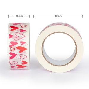 Puede incluir: Dos rollos de cinta adhesiva decorativa. La cinta es blanca con un patr&oacute;n repetido de corazones rojos y rosas. Un rollo mide 4,8 cm de ancho y el otro tiene 11 cm de di&aacute;metro. La cinta est&aacute; dise&ntilde;ada para manualidades, &aacute;lbumes de recortes y envolver regalos.