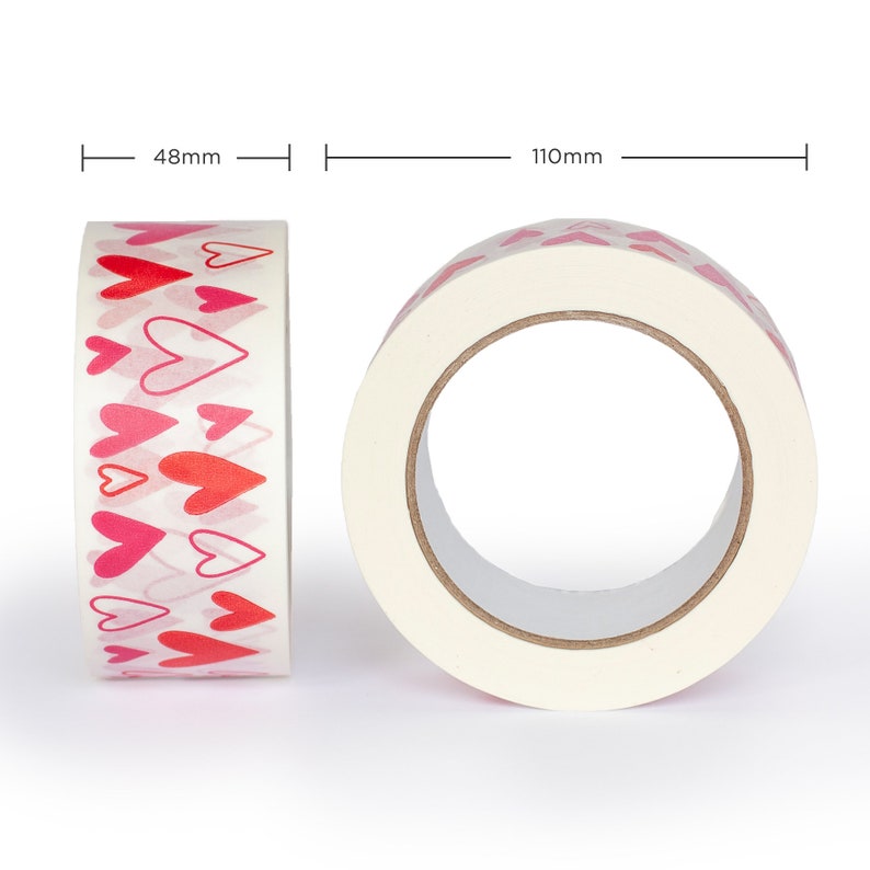 Puede incluir: Dos rollos de cinta adhesiva decorativa. La cinta es blanca con un patr&oacute;n repetido de corazones rojos y rosas. Un rollo mide 4,8 cm de ancho y el otro tiene 11 cm de di&aacute;metro. La cinta est&aacute; dise&ntilde;ada para manualidades, &aacute;lbumes de recortes y envolver regalos.