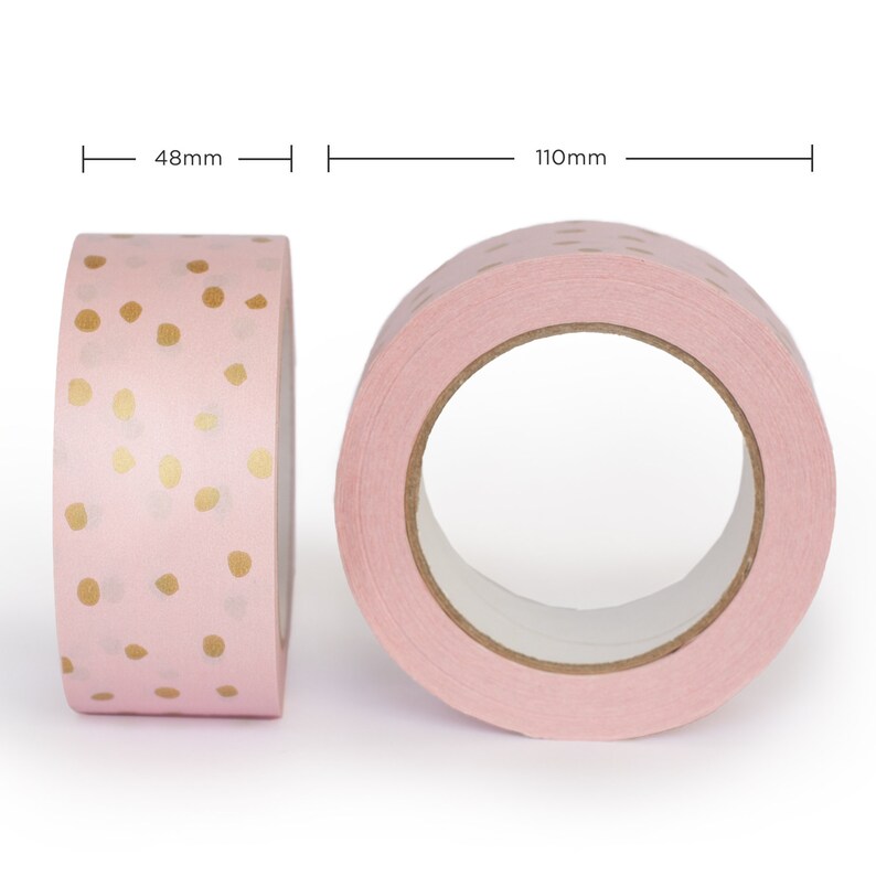 K&ouml;nnte beinhalten: Eine Rolle rosa Washi-Tape mit goldenen Punkten. Das Band ist 48 mm breit und 110 mm im Durchmesser.
