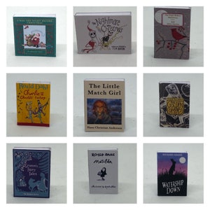 Puede incluir: Una colecci&oacute;n de nueve libros en miniatura con varios t&iacute;tulos, incluyendo "Twas the Night Before Christmas", "The Nightmare Before Christmas", "Charlie y la F&aacute;brica de Chocolate", "La peque&ntilde;a cerillera", "La br&uacute;jula dorada", "Cuentos de hadas de Grimm", "Matilda" y "La colina de Watership Down".