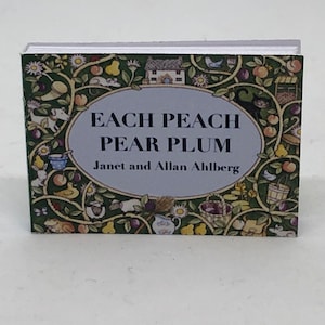 Puede incluir: Un libro verde con lomo blanco y una ilustraci&oacute;n colorida de una escena de jard&iacute;n en la portada. El t&iacute;tulo es "Each Peach Pear Plum" de Janet y Allan Ahlberg.